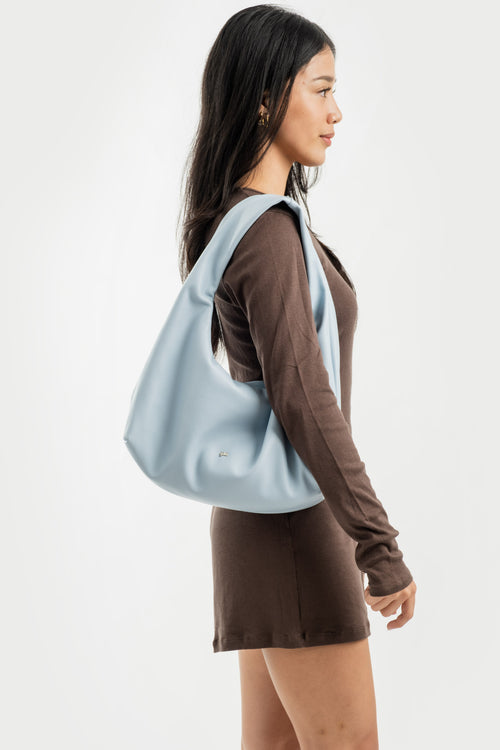 Medium Hobo Bag in Cornflower (Light Pebbled)