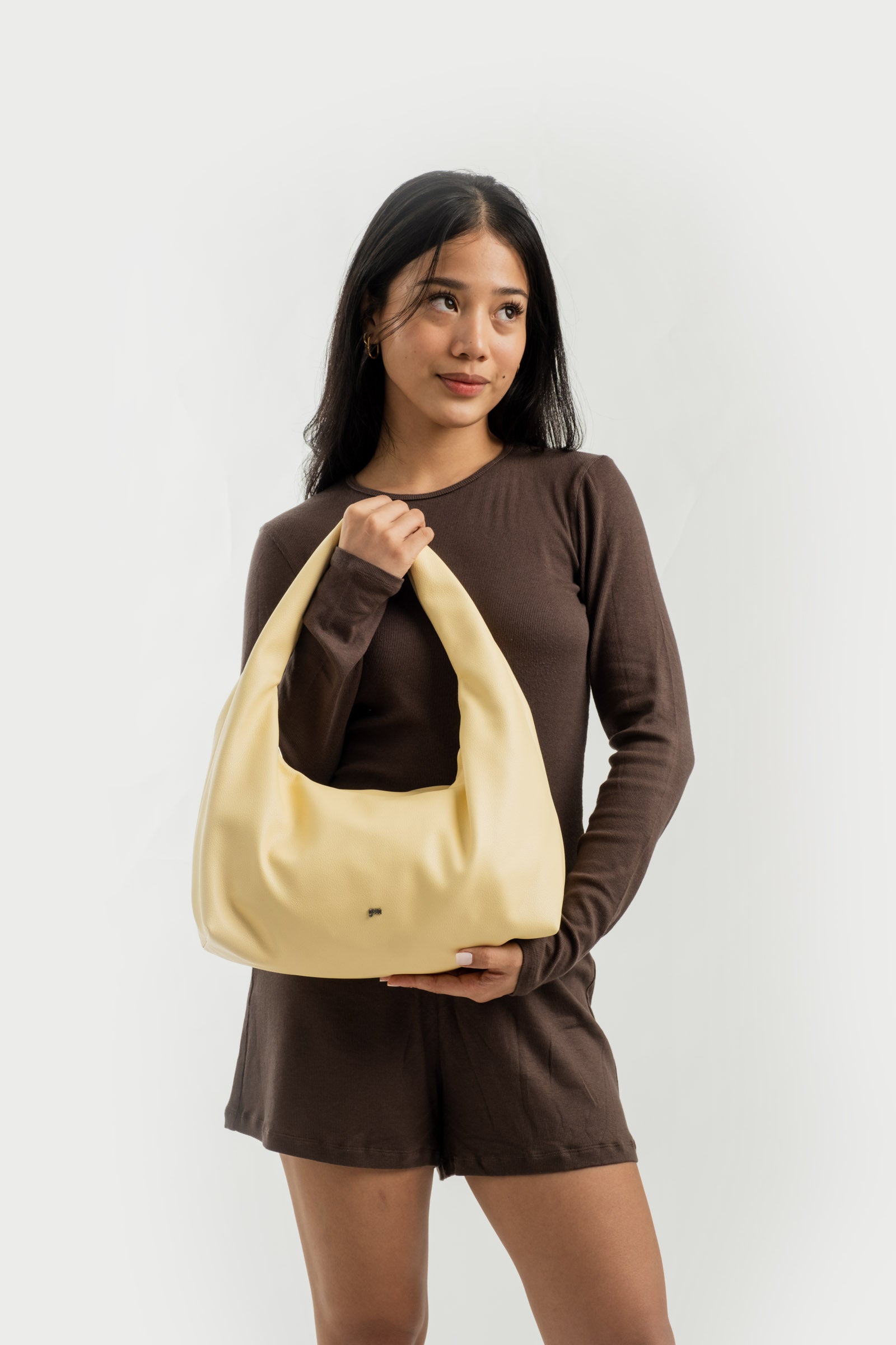 Medium Hobo Bag in Butter (Light Pebbled)