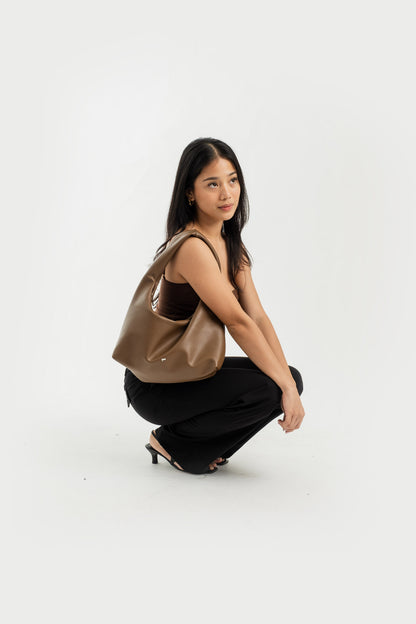 [ON HAND] Medium Hobo Bag in Toffee (Light Pebbled)