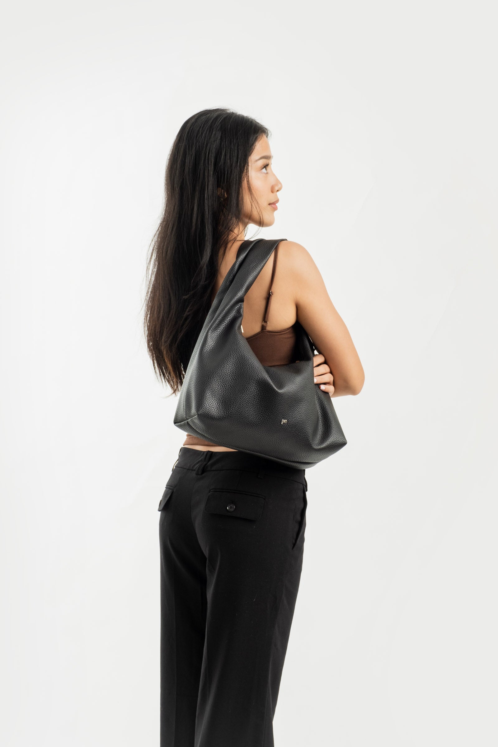 ON HAND Medium Hobo Bag in Charcoal Heavy Pebbled