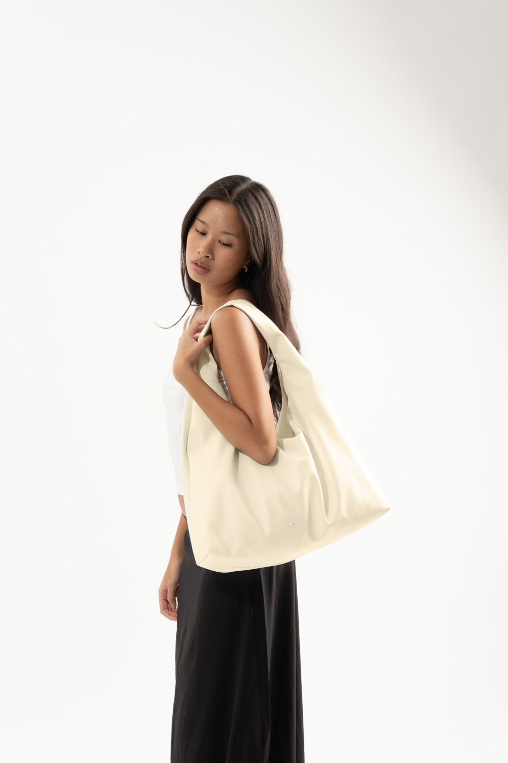 Large Hobo Bag in Eggshell (Heavy Pebbled)