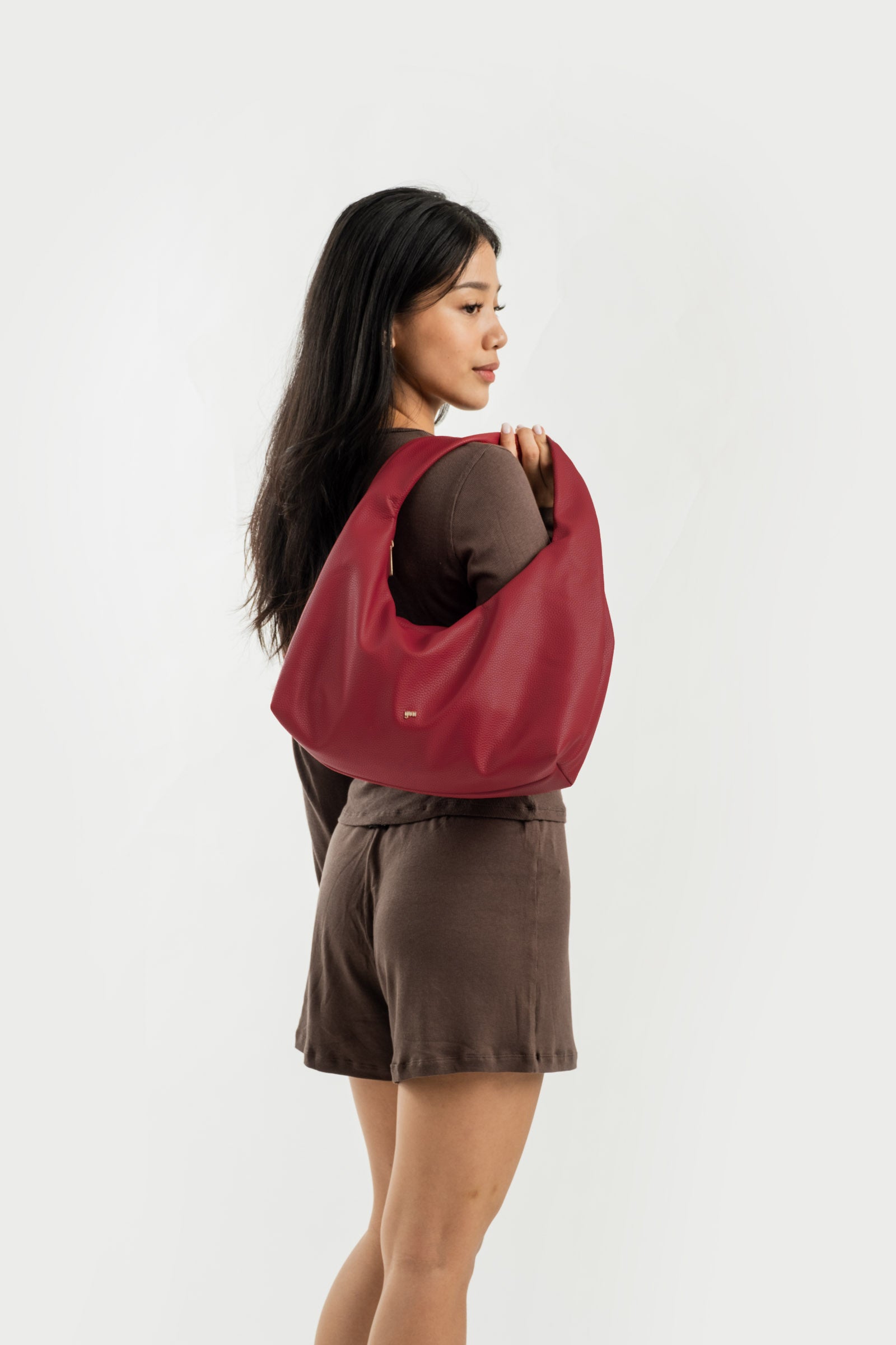 Medium Hobo Bag in Chili (Heavy Pebbled)