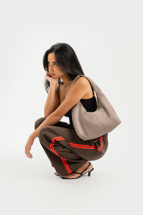 Medium Hobo Bag in Taupe (Heavy Pebbled)