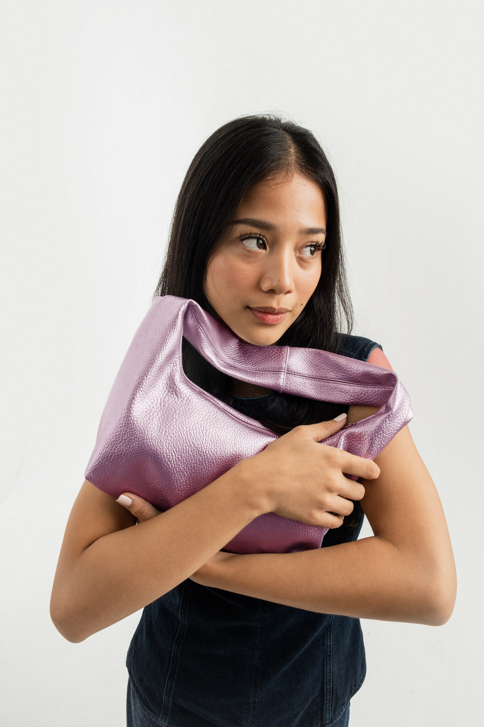Medium Hobo Bag in Metallic Pink (Heavy Pebbled)