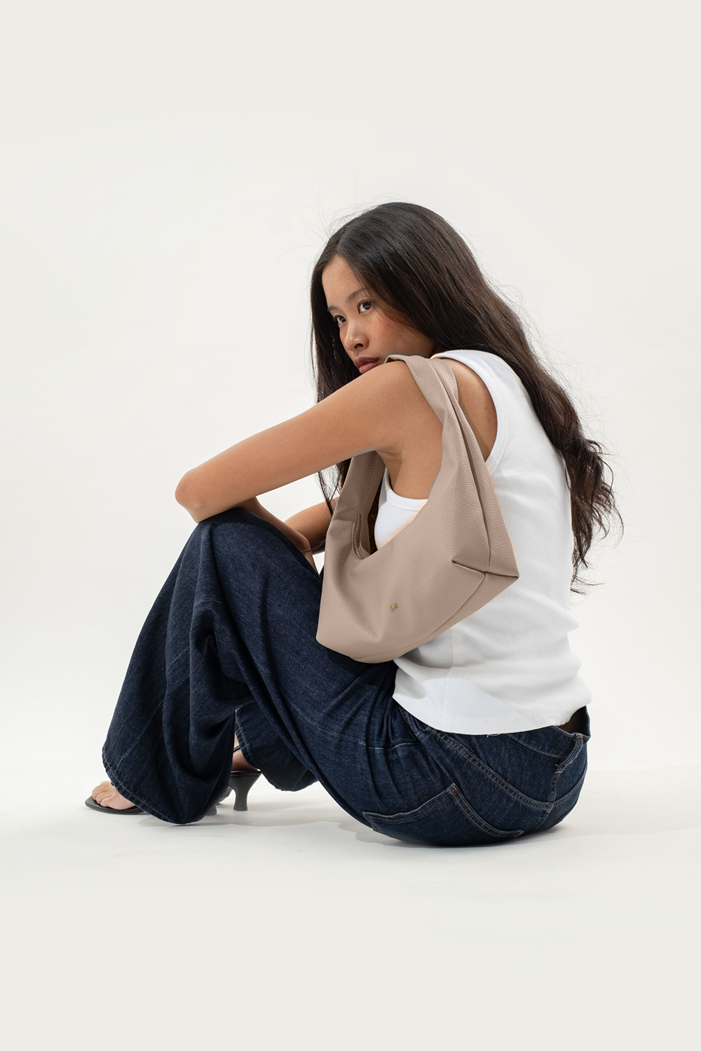 Small Hobo Bag in Taupe (Heavy Pebbled)